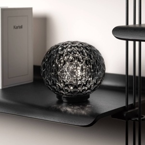 KARTELL, Kartell Mini Planet Akku-Tischleuchte, rauchgrau, Schnurlosleuchte Mini Planet LED plastikmaterial grau / LED - Ø 16 x H 14 cm / Dimmer - Kartell grau en plastikmaterial