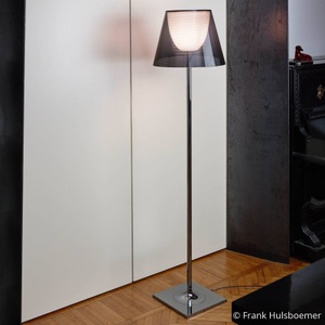 Flos, Flos - Stehleuchte KTRIBE - Metall - chromfarbig/schwarz - 39.5/39.5/162 cm, Stehleuchte K Tribe F2 metall plastikmaterial grau H 162 cm - Flos grau en plastikmaterial