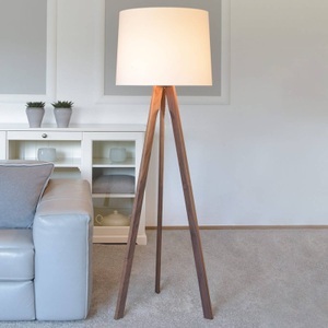 HerzBlut, HerzBlut Tre Stehleuchte Dreibein mit Nussbaumholz, HerzBlut Tre Stehlampe Schirm weiß, Nussbaum geölt