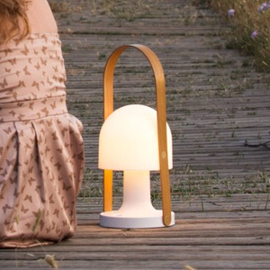 Marset, FollowMe Plus Lampe ohne Kabel / LED - H 44 cm - Marset weiß/holz natur en plastikmaterial/holz, Schnurlosleuchte FollowMe Plus plastikmaterial weiß holz natur / LED - H 44 cm - Marset holz natur en holz