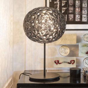 KARTELL, Kartell Planet - LED-Tischlampe, rauchgrau, Tischleuchte Planet LED plastikmaterial grau schwarz / LED - H 53 cm - Kartell schwarz en plastikmaterial
