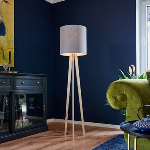 Lampenwelt.com, Textil-Stehlampe Nida mit dreibeinigem Holzgestell, Quitani Stehlampe Nida, Holz natur, Schirm grau