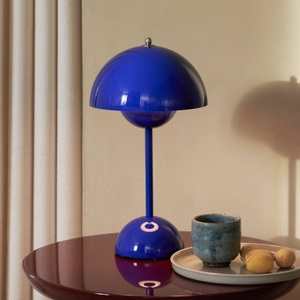 &tradition, Flowerpot VP9 Lampe ohne Kabel / Ø 16 x H 29 cm - Verner Panton, 1968 - &tradition blau en plastikmaterial, Schnurlosleuchte Flowerpot VP9 plastikmaterial blau / Ø 16 x H 29 cm - Verner Panton, 1968 - &tradition blau en plastikmaterial