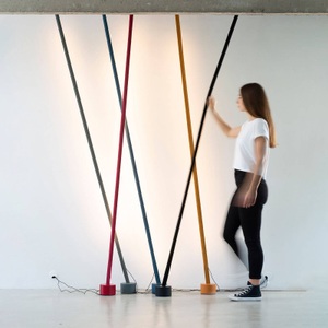 Martinelli Luce, Martinelli Luce Elastica Band-Stehlampe, hellblau, Stehleuchte Elastica LED textil blau / Lichtband aus Stoff, das zwischen Decke und Boden gespannt ist. - Martinelli Luce blau en textil
