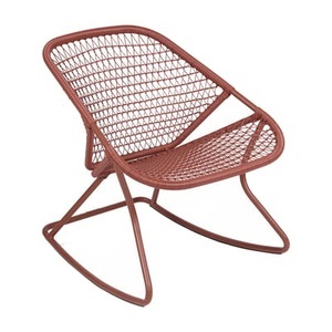 Fermob, Sixties Schaukelstuhl / Weiche Sitzfläche aus geflochtenem Kunststoff - Fermob rot en plastikmaterial, Schaukelstuhl Sixties plastikmaterial rot / Weiche Sitzfläche aus geflochtenem Kunststoff - Fermob rot en plastikmaterial