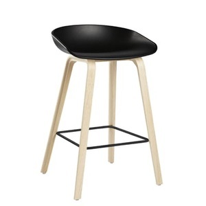 Hay, About a stool AAS 32 Barhocker / H 65 cm - Kunststoff & Stuhlbeine Holz - Hay schwarz/holz natur en plastikmaterial/holz, Barhocker About a stool AAS 32 plastikmaterial holz schwarz / H 65 cm - Kunststoff & Stuhlbeine Holz - Hay schwarz en holz