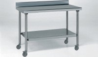 Tournus, Tisch 800x1800mm mit Aufkantung und Boden auf Räder
