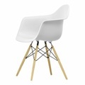 Eames Plastic Armchair RE DAW Stuhl, Sitzschale RE cotton white re, Untergestell ahorn gelblich, Gleiter basic dark für teppichböden