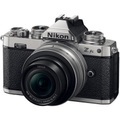 NIKON Z fc Body + NIKKOR Z DX 16-50mm f/3.5-6.3 VR - Systemkamera (Fotoauflösung: 20.9 MP) Schwarz/Silber