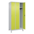 C+P Spind Classic PLUS, Füsse, 3 Abteile, HxBxT 1.950 x 900 x 500 mm, lichtgrau, clowngrün, Zylinderschloss, ohne Mitteltrennwand