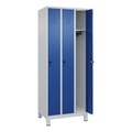 C+P Spind Classic PLUS, Füsse, 3 Abteile, HxBxT 1.950 x 750 x 500 mm, lichtgrau, enzianblau, für Vorhängeschloss, ohne Mitteltrennwand