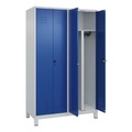 C+P PSA Doppel-Spind Classic PLUS, Füsse, 4 Abteile, HxBxT 1.950 x 1.200 x 500 mm, lichtgrau, enzianblau, für Vorhängeschloss