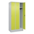 C+P Spind Classic PLUS, Sockel, 3 Abteile, HxBxT 1.950 x 900 x 500 mm, lichtgrau, clowngrün, Zylinderschloss, ohne Mitteltrennwand