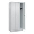 C+P Spind Classic PLUS, 3 Abteile, lichtgrau, B 900 mm, mit Bodensockel, Zylinderschloss