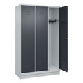 C+P Spind Classic PLUS, 3 Abteile, lichtgrau / grau, B 1200 mm, mit Bodensockel, Zylinderschloss