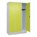 C+P Spind Classic PLUS, Sockel, 3 Abteile, HxBxT 1.950 x 1.200 x 500 mm, lichtgrau, clowngrün, Zylinderschloss, ohne Mitteltrennwand