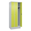 C+P Spind Classic PLUS, Sockel, 3 Abteile, HxBxT 1.950 x 750 x 500 mm, lichtgrau, clowngrün, Zylinderschloss, ohne Mitteltrennwand
