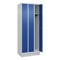 C+P Spind Classic PLUS, Sockel, 3 Abteile, HxBxT 1.950 x 750 x 500 mm, lichtgrau, enzianblau, Zylinderschloss, ohne Mitteltrennwand