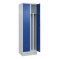 C+P Spind Classic PLUS, 2 Abteile, lichtgrau / enzianblau, B 600 mm, mit Bodensockel, Zylinderschloss, Trennwand mittig