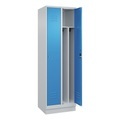 C+P Spind Classic PLUS, 2 Abteile, lichtgrau / lichtblau, B 600 mm, mit Bodensockel, Zylinderschloss, Trennwand mittig