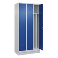 C+P Spind Classic PLUS, 3 Abteile, lichtgrau / enzianblau, B 900 mm, mit Bodensockel, Zylinderschloss, Trennwand mittig