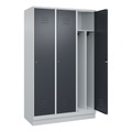 C+P Spind Classic PLUS, 3 Abteile, lichtgrau / grau, B 1200 mm, mit Bodensockel, Zylinderschloss, Trennwand mittig