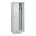 C+P Spind Classic PLUS, 2 Abteile, lichtgrau, B 600 mm, mit Bodensockel, Drehriegel, Trennwand mittig