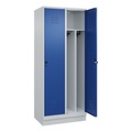 C+P Spind Classic PLUS, 2 Abteile, lichtgrau / enzianblau, B 800 mm, mit Bodensockel, Drehriegel, Trennwand mittig