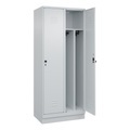 C+P Spind Classic PLUS, 2 Abteile, lichtgrau, B 800 mm, mit Bodensockel, Drehriegel, Trennwand mittig