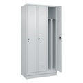 C+P Spind Classic PLUS, 3 Abteile, lichtgrau, B 900 mm, mit Bodensockel, Drehriegel, Trennwand mittig