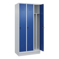 C+P Spind Classic PLUS, 3 Abteile, lichtgrau / enzianblau, B 900 mm, mit Bodensockel, Drehriegel, Trennwand mittig