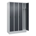 C+P Spind Classic PLUS, 4 Abteile, lichtgrau / grau, B 1200 mm, mit Bodensockel, Drehriegel, Trennwand mittig
