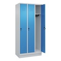 C+P Spind Classic PLUS, 3 Abteile, lichtgrau / lichtblau, B 900 mm, mit Bodensockel, Drehriegel