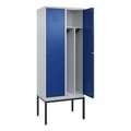 C+P Spind Classic PLUS, Gestell, 2 Abteile, HxBxT 2.120 x 800 x 500 mm, lichtgrau, enzianblau, Zylinderschloss, mit Mitteltrennwand