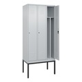 C+P Spind Classic PLUS, Gestell, 3 Abteile, HxBxT 2.120 x 900 x 500 mm, lichtgrau, lichtgrau, Zylinderschloss, mit Mitteltrennwand