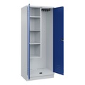 C+P Putzmittelspind Classic PLUS, 1 Abteil, Trennwand mittig, verkürzt, lichtgrau / enzianblau, B 800 mm, mit Bodensockel, Drehriegel