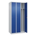 C+P Spind Classic PLUS, 3 Abteile, lichtgrau / enzianblau, B 900 mm, mit Bodengleitern, Zylinderschloss, Trennwand mittig