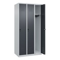 C+P Spind Classic PLUS, 3 Abteile, lichtgrau / grau, B 900 mm, mit Bodengleitern, Drehriegel
