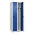 C+P Spind Classic PLUS, 2 Abteile, lichtgrau / enzianblau, B 600 mm, mit Bodengleitern, Drehriegel, Trennwand mittig