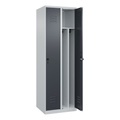 C+P Spind Classic PLUS, 2 Abteile, lichtgrau / grau, B 600 mm, mit Bodengleitern, Drehriegel, Trennwand mittig