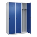 C+P Spind Classic PLUS, 3 Abteile, lichtgrau / enzianblau, B 1200 mm, mit Bodengleitern, Drehriegel, Trennwand mittig