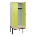 C+P Spind Classic PLUS, 2 Abteile, HxBxT 2.120 x 800 x 815 mm, für Vorhängeschloss, auskragende Bank aus Buche, lichtgrau, clowngrün