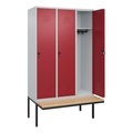 C+P Spind Classic PLUS, 3 Abteile, HxBxT 2.120 x 1.200 x 815 mm, für Vorhängeschloss, auskragende Bank aus Buche, lichtgrau, rubinrot