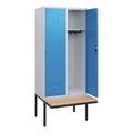 C+P Spind Classic PLUS, 2 Abteile, HxBxT 1.950 x 800 x 815 mm, Zylinderschloss, auskragende Bank aus Buche, lichtgrau, lichtblau