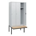 C+P Spind Classic PLUS, 3 Abteile, HxBxT 1.950 x 900 x 815 mm, Zylinderschloss, auskragende Bank aus Buche, lichtgrau, lichtgrau