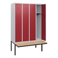 C+P Spind Classic PLUS, 4 Abteile, HxBxT 1.950 x 1.200 x 815 mm, Zylinderschloss, auskragende Bank aus Buche, lichtgrau, rubinrot