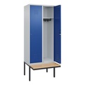 C+P Spind Classic PLUS Sitzbank, 2 Abteile, lichtgrau / enzianblau, B 800 mm, Zylinderschloss, auskragend, Buche-Hartholz
