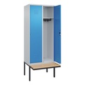 C+P Spind Classic PLUS Sitzbank, 2 Abteile, lichtgrau / lichtblau, B 800 mm, Zylinderschloss, auskragend, Buche-Hartholz