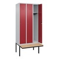 C+P Spind Classic PLUS, 3 Abteile, HxBxT 2.120 x 900 x 815 mm, Zylinderschloss, auskragende Bank aus Buche, lichtgrau, rubinrot