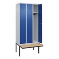 C+P Spind Classic PLUS Sitzbank, 3 Abteile, lichtgrau / enzianblau, B 900 mm, Zylinderschloss, auskragend, Buche-Hartholz